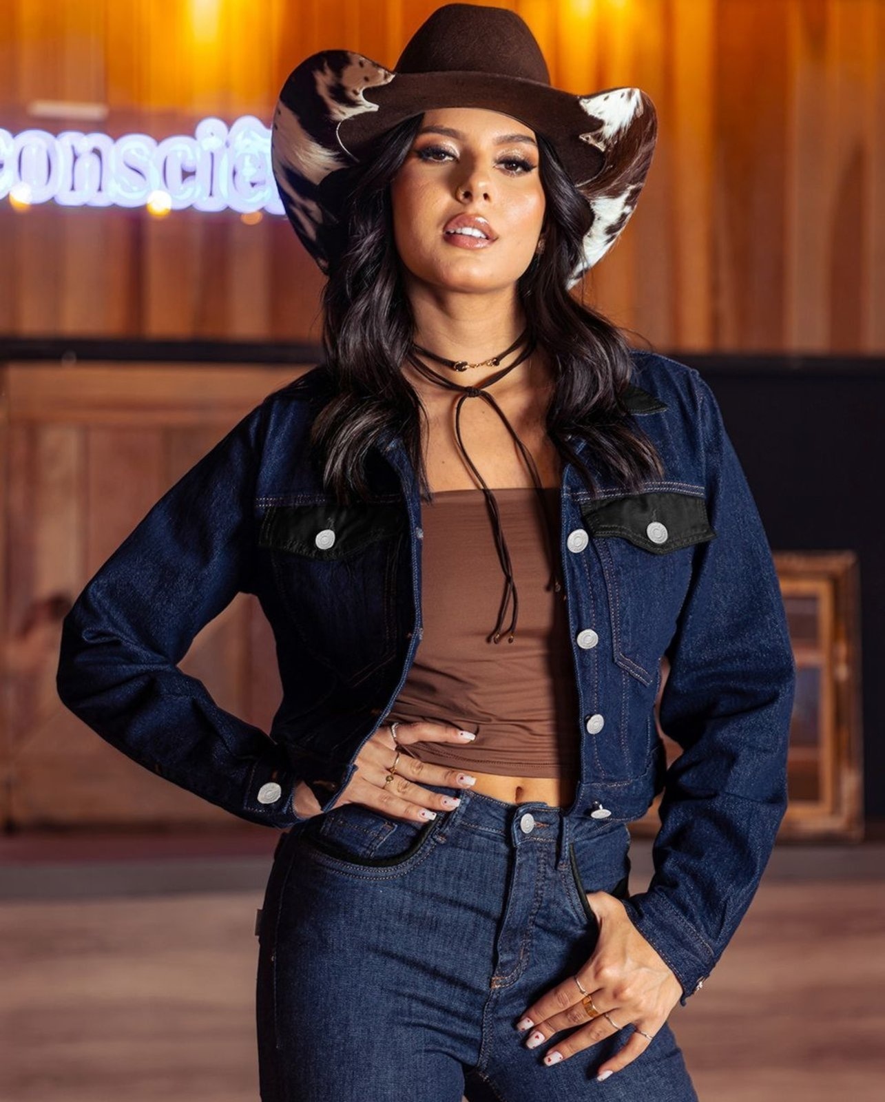 Imagem principal Jaqueta Jeans Feminina Cropped com Detalhe de Couro 24596 Amaciado Consciência azul