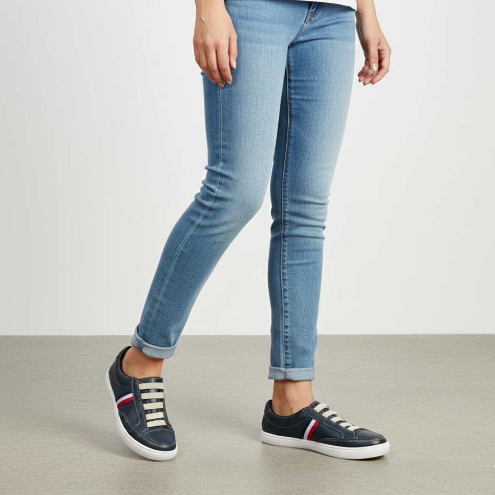 Imagem principal Tênis Básico Feminino Rasteiro em Couro Com Elástico ROMEU E JULIETA SHOES azul marinho