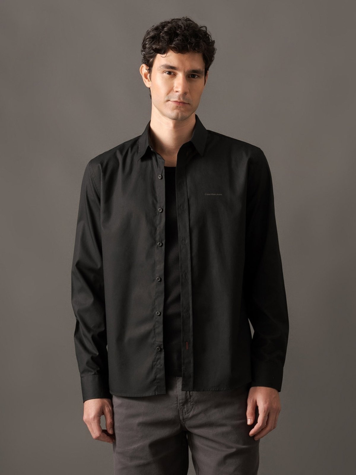 Imagem principal Camisa Manga Longa Regular Lisa Básica Logo No Peito Calvin Klein Jeans Calvin Klein Jeans preto