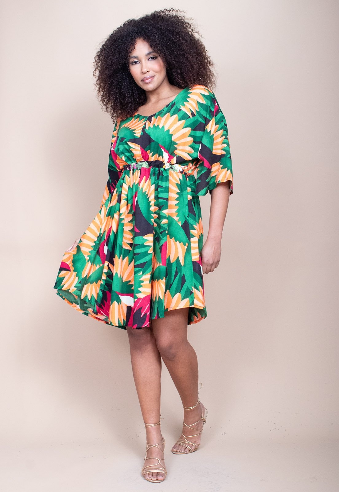 Imagem principal Vestido Curto CabanaFree Caaxixá Viscose com Cordão na Cintura Estampa Festas dos Tucanos Cabanafree estampado/preto/vermelho