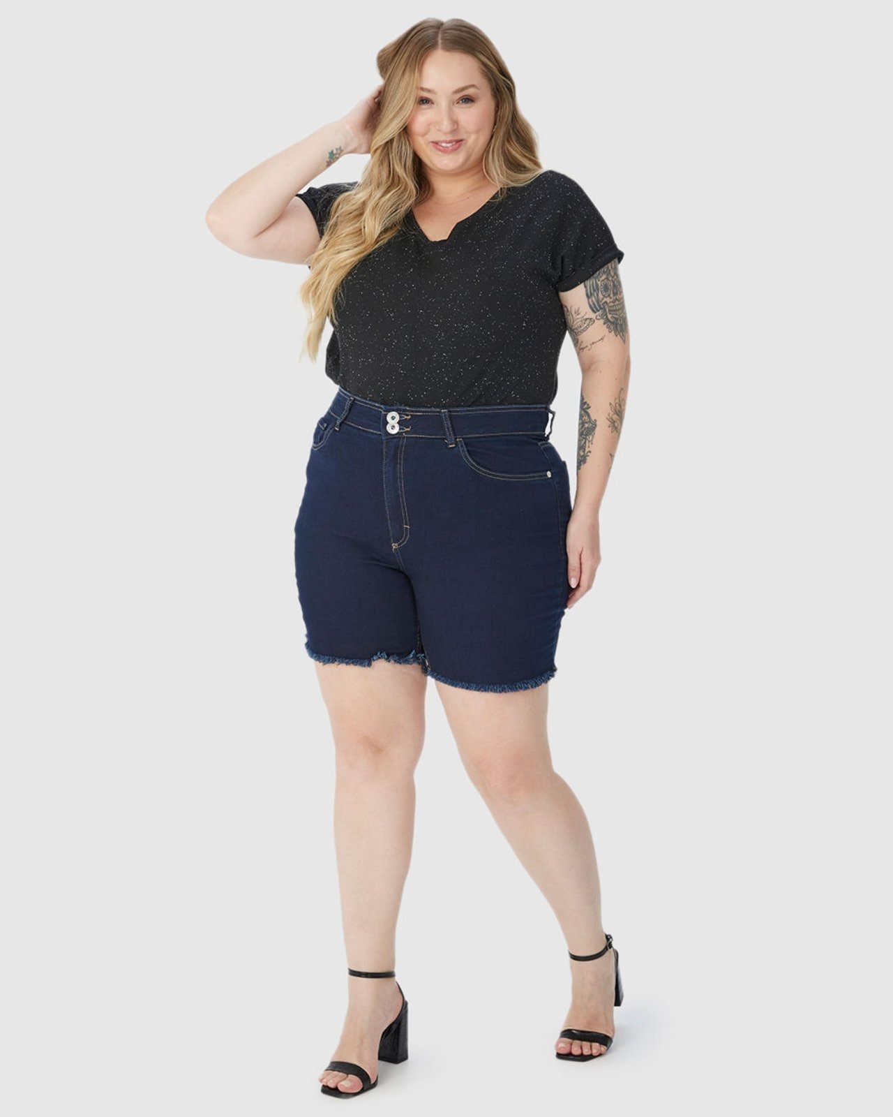 Imagem principal Bermuda Feminina Plus Size Comfort Barra Desfiada Em Jeans Com Elastano MALWEE PLUS azul