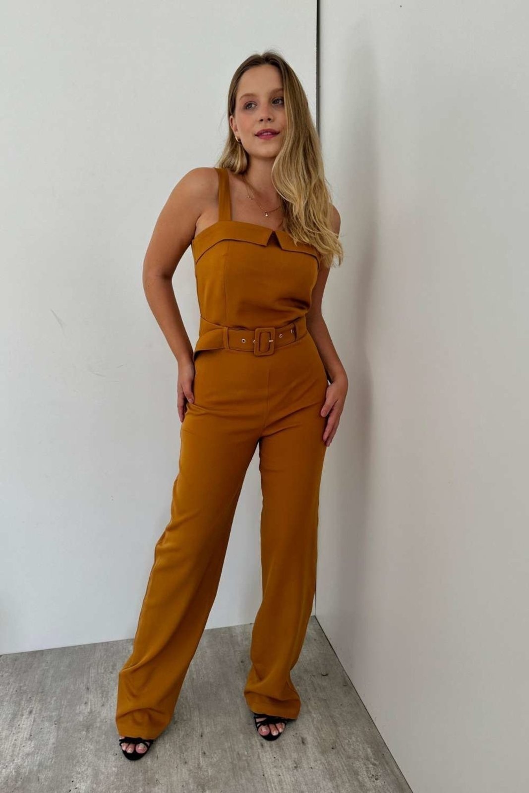 Imagem principal Macacão Vanibele Alfaiataria Mostarda Vanibele amarelo