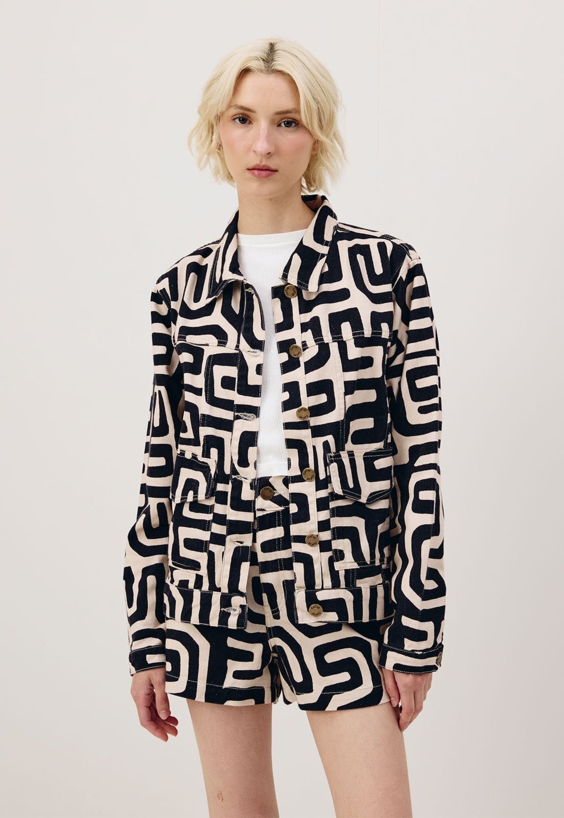 Imagem principal Short CaCay Sarja Estampado Yala Preto CaCay off-white