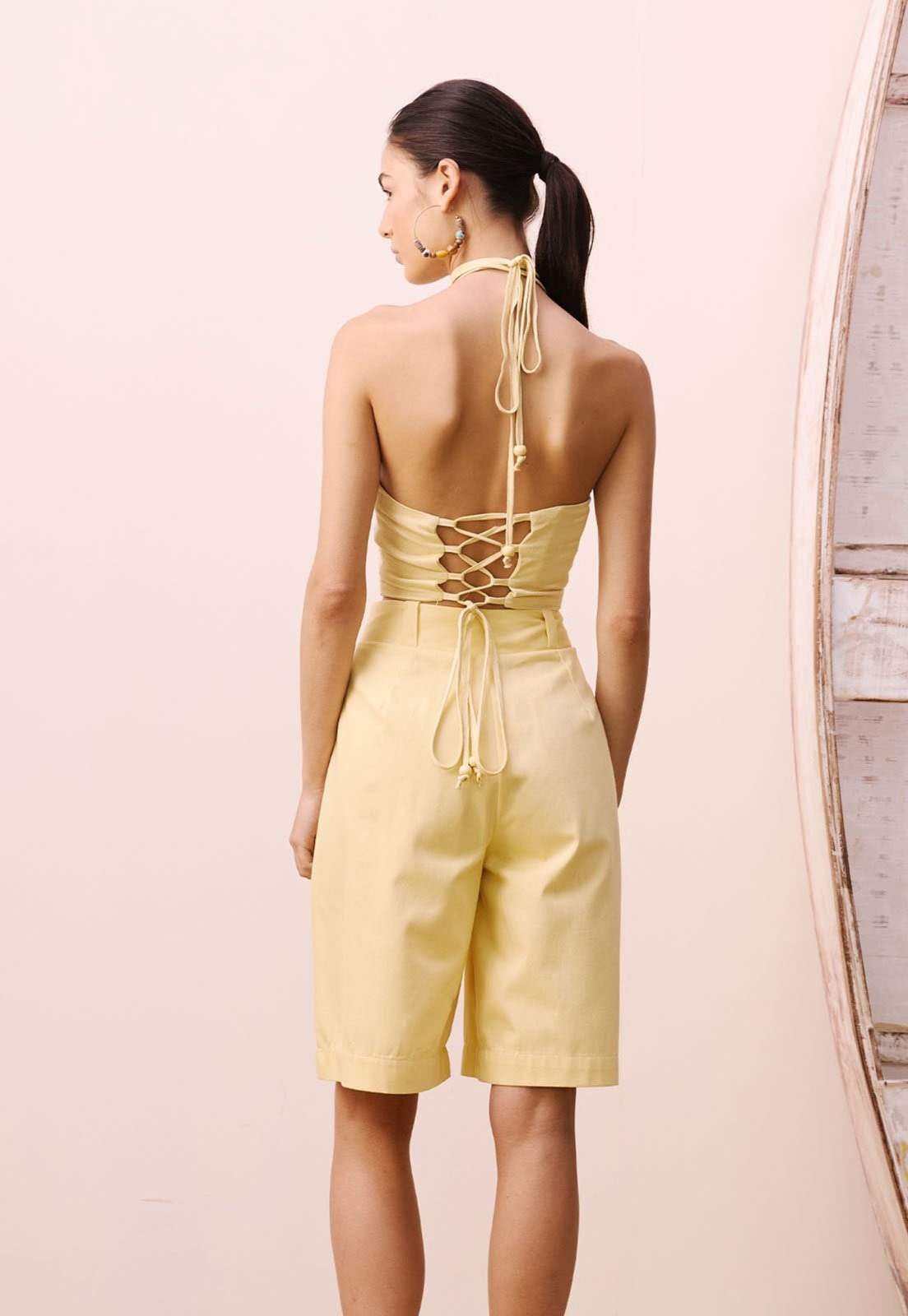 Imagem principal Bermuda CaCay Reta Alfaiataria Lisa Amarela CaCay amarelo
