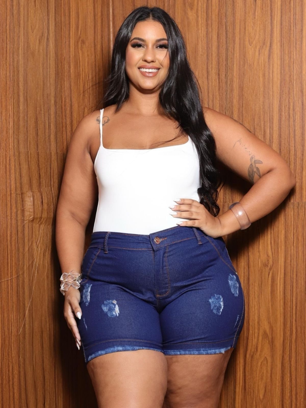 Imagem principal Short Jeans Donna De Paula Jeans Escuro Com Puídos Plus Size Cintura Alta Meia Coxa Feminino Donna de Paula azul