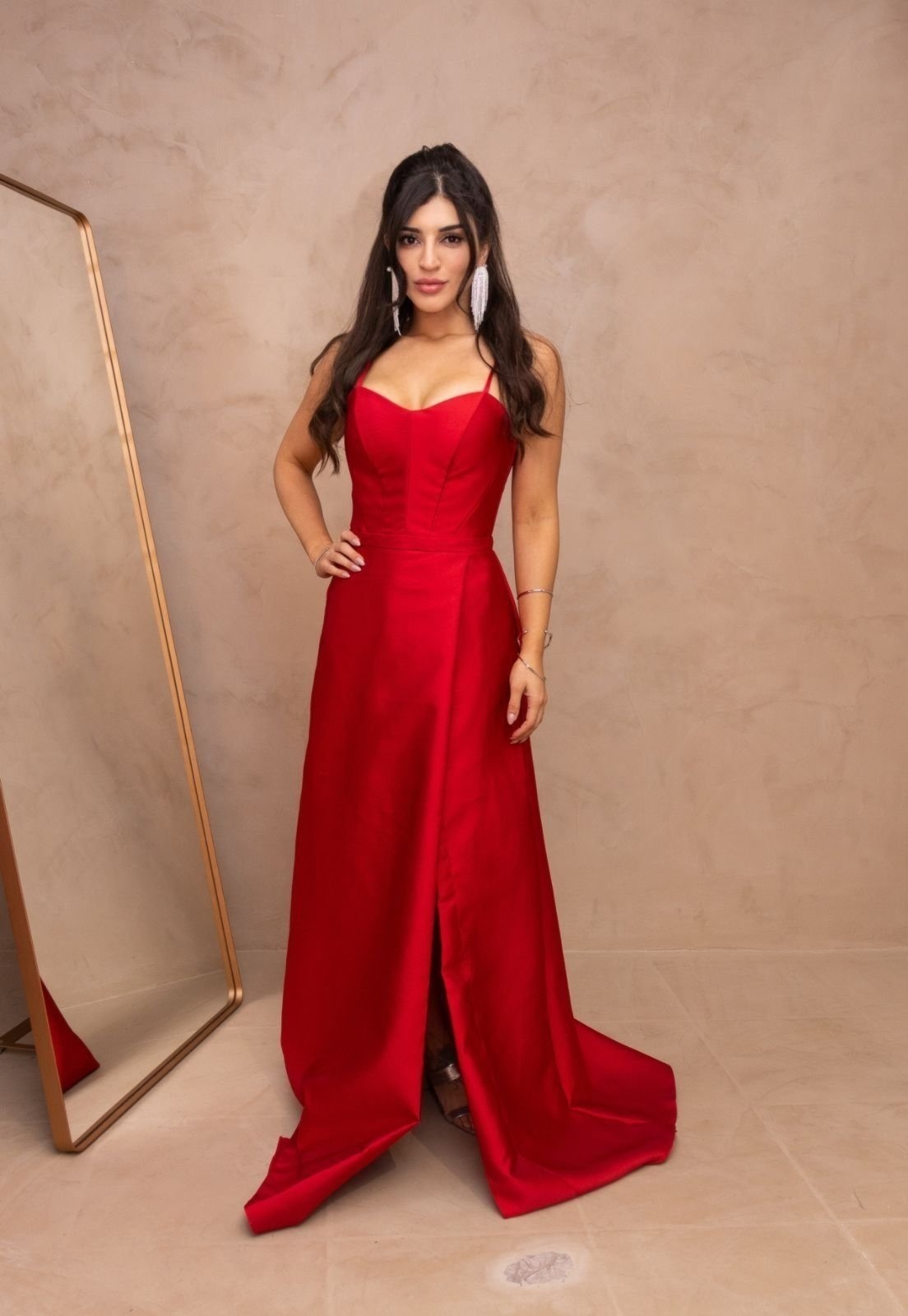 Imagem principal Vestido de Festa Madrinhas Reto Princesa com Fenda Elegante Marcelinne Cia do Vestido vermelho