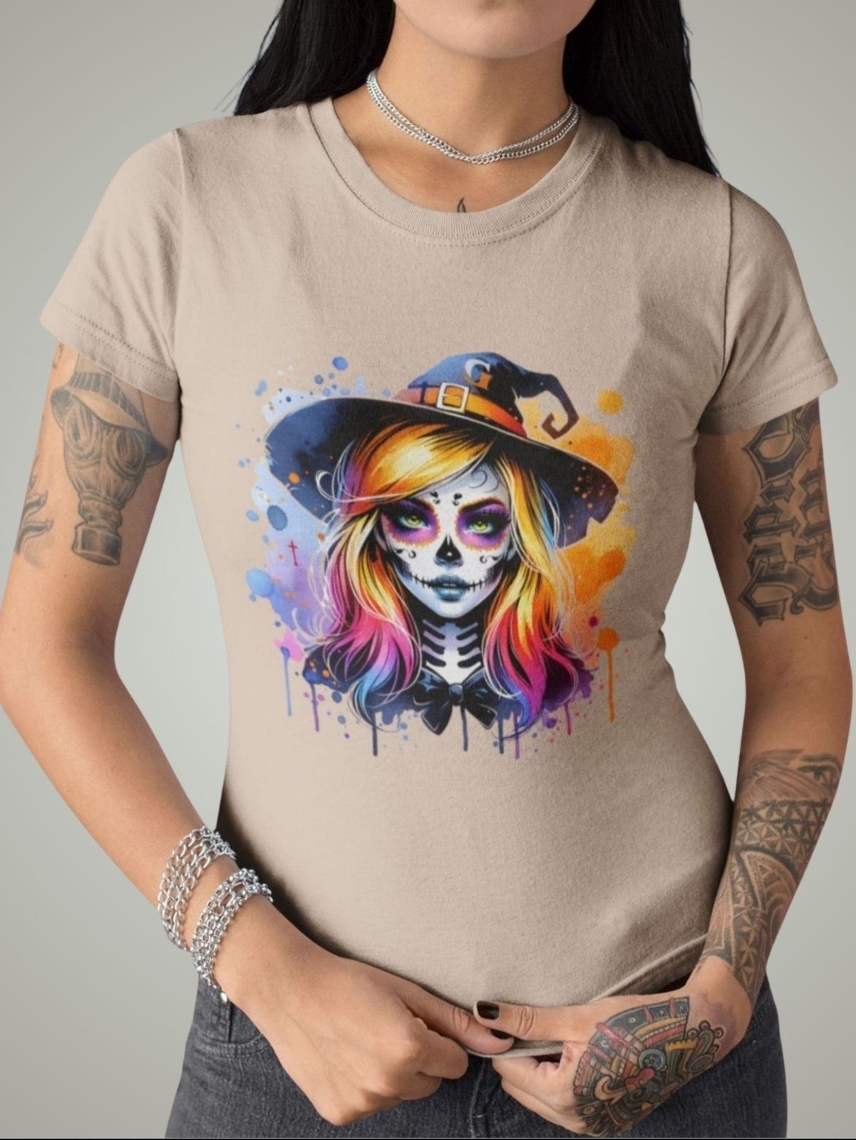 Imagem principal Camiseta Básica Feminina Bruxinha Colorida Halloween Caqui Gugi cáqui caqui