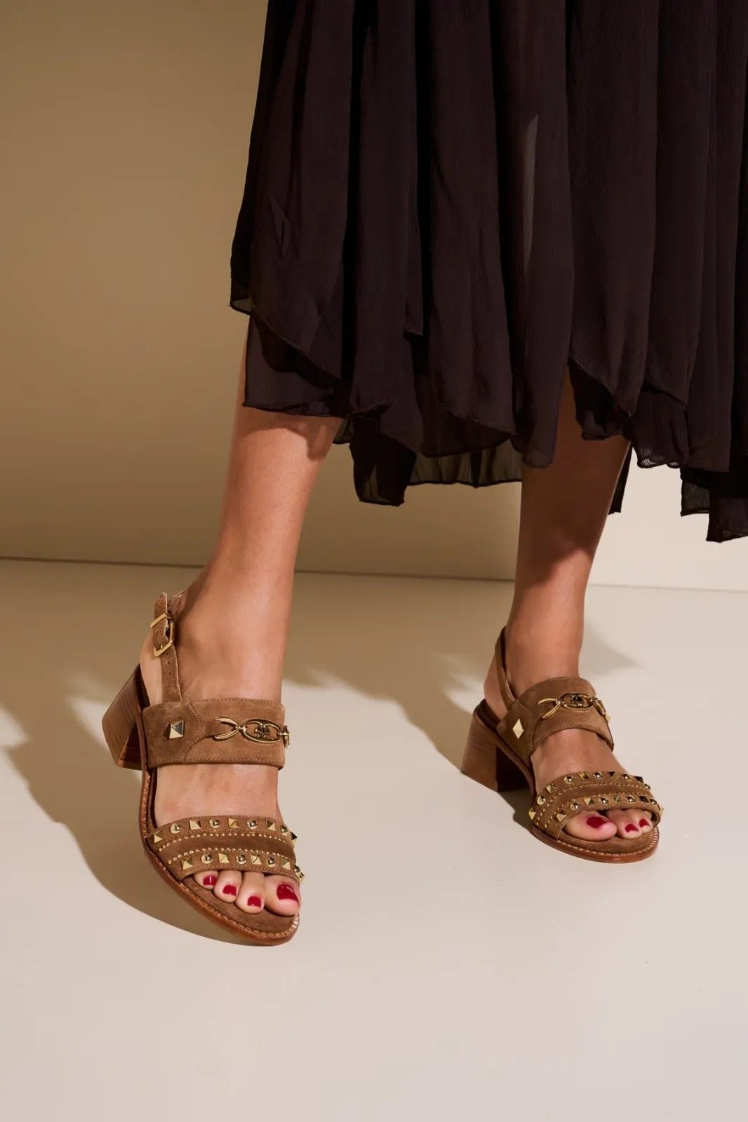 Imagem principal Sandalia Luiza Barcelos Em Camurça Com Salto Bloco Medio E Aplicações Metalicas Luiza Barcelos caramelo