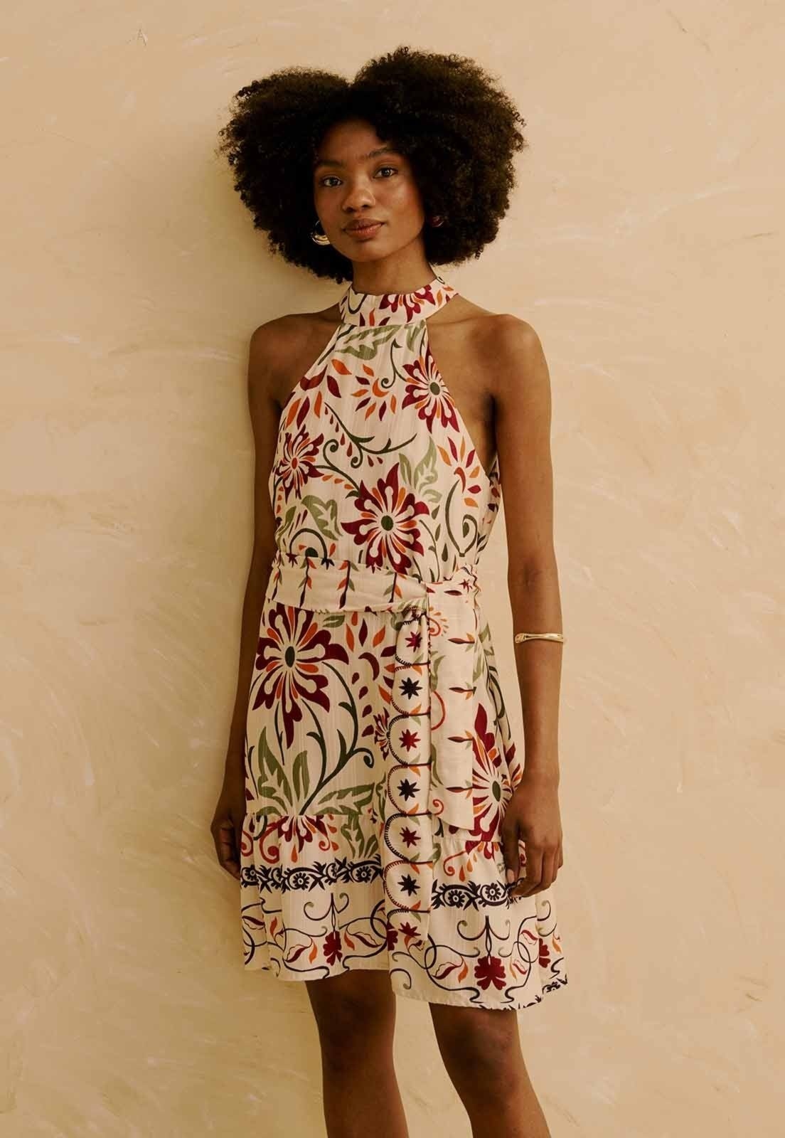 Imagem principal Vestido Curto com Detalhe de Faixa Estampado Flor de Mashua CaCay off-white