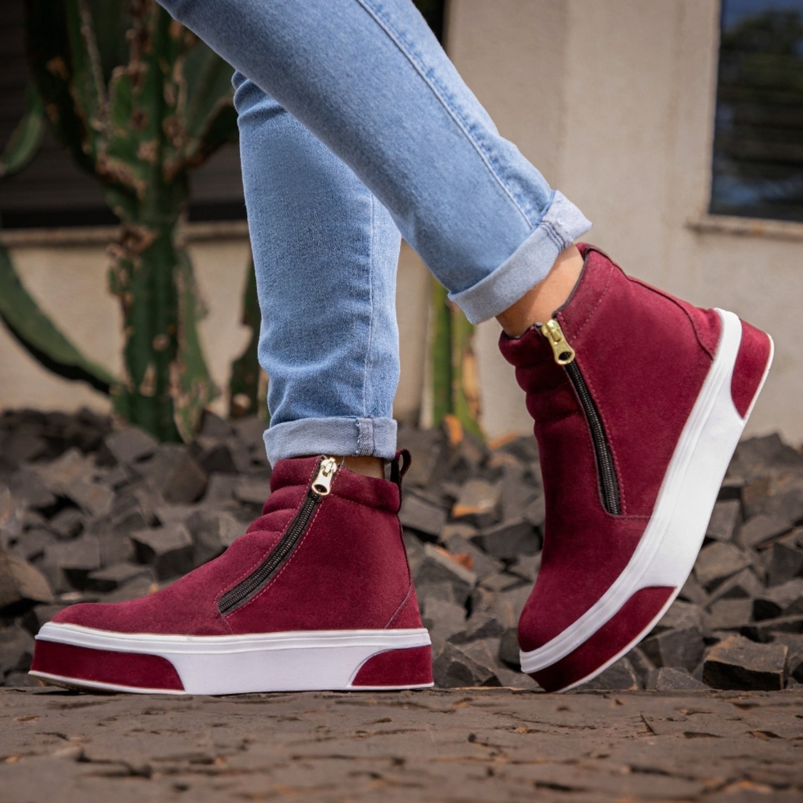 Imagem principal Tênis Feminino GuGi Botinha Para Academia Musculação Em Camurça Com Sola Reta Bordô Gugi caramelo