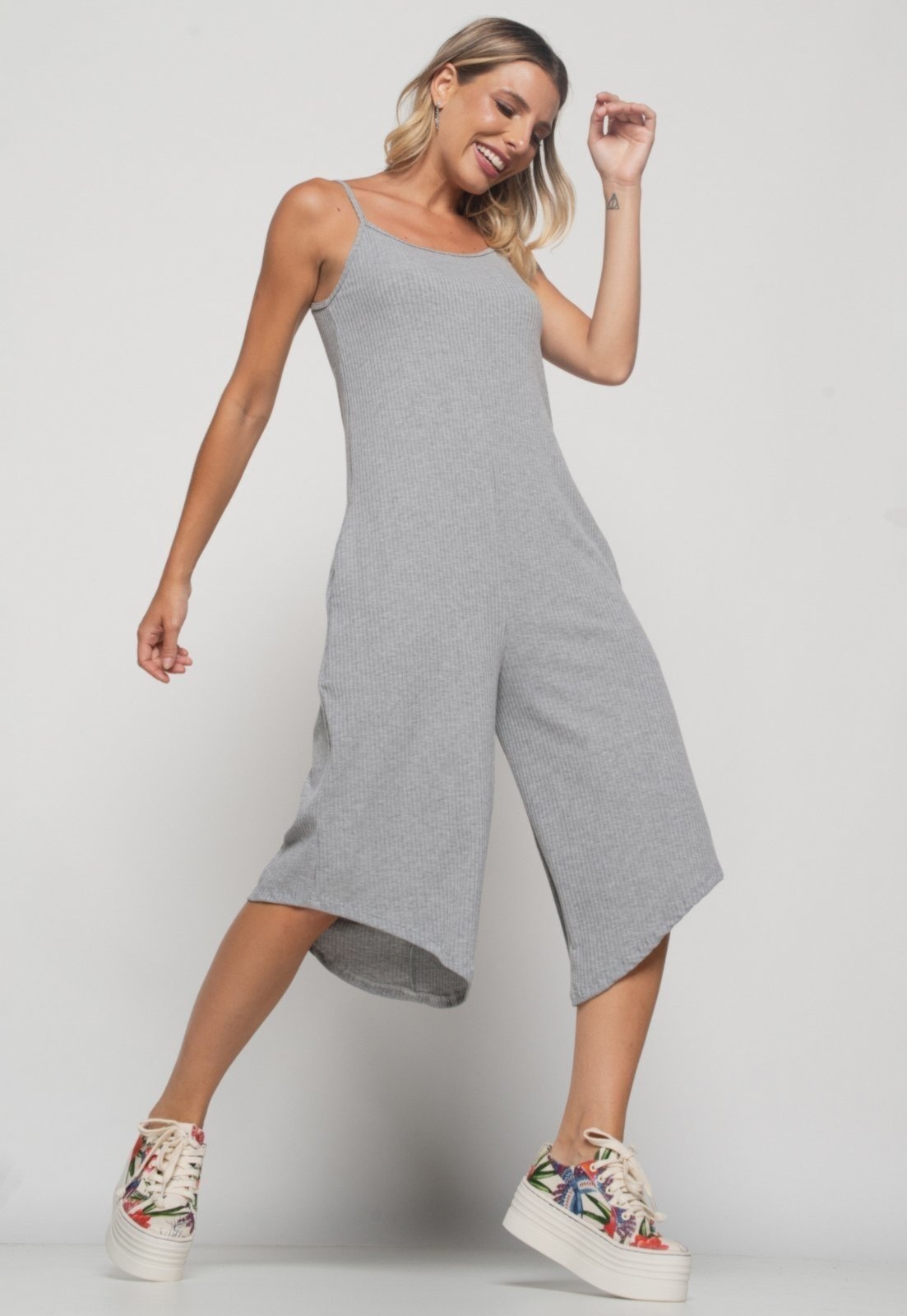 Imagem principal Macacão Alça Fina Salvatore Pantacourt Canelado Mescla Salvatore Fashion cinza