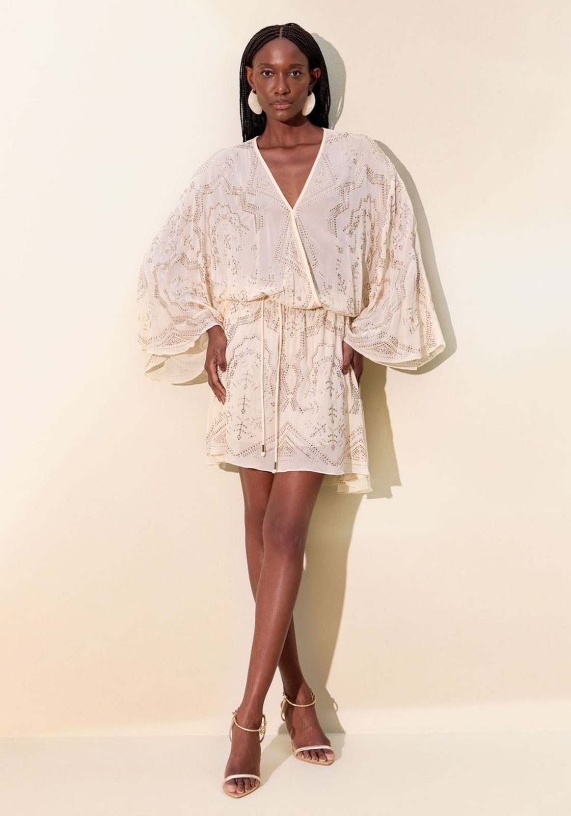 Imagem principal Vestido Curto Manga Morcego Com Cristais Lança Perfume bege