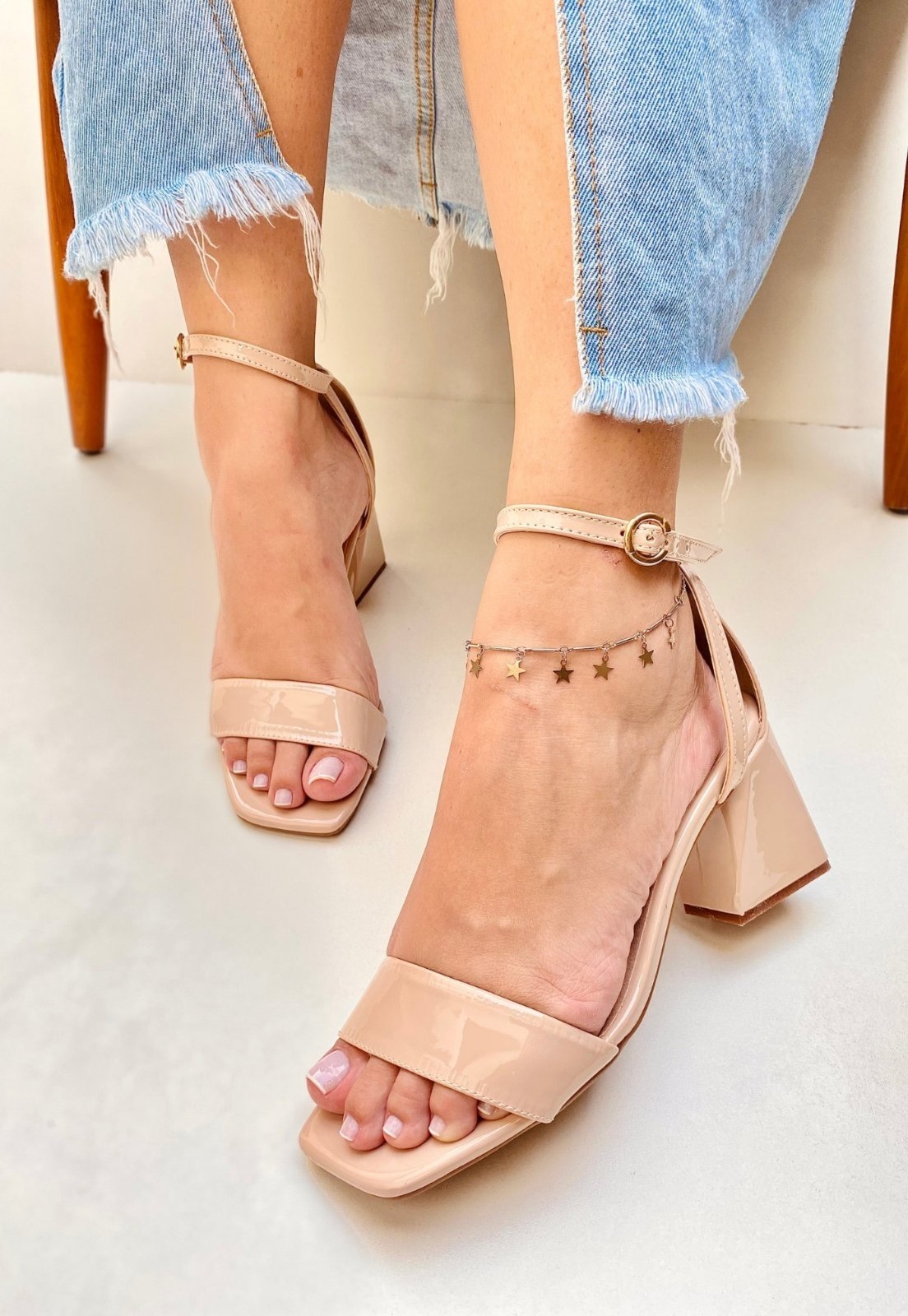 Imagem principal Sandália Salto Geométrico Feminina Atalia Shoes Verniz Amêndoa Tira Reta Tendência 2025 Atalia Shoes bege/nude