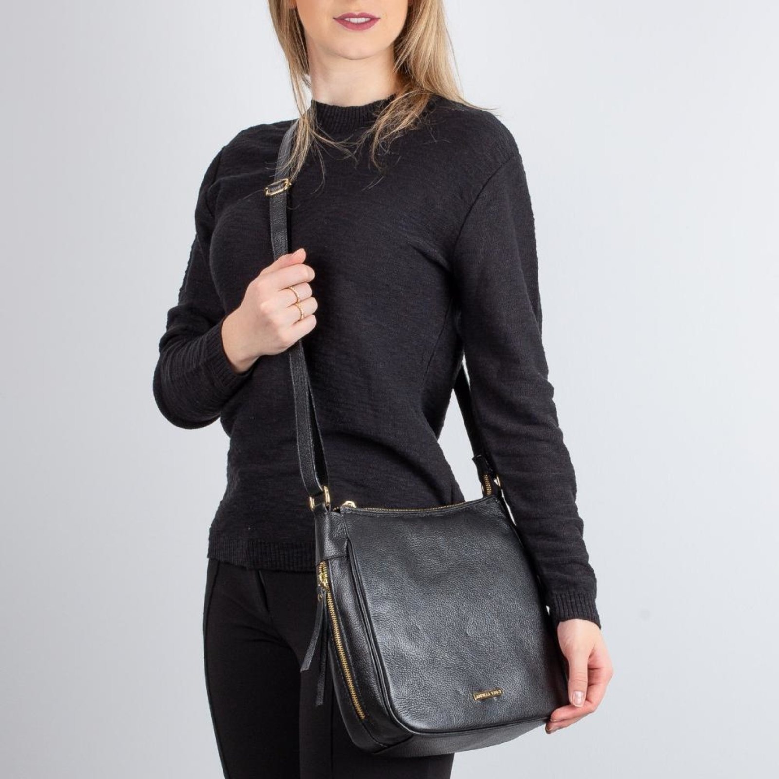 Imagem principal Bolsa Tiracolo De Couro Com Zíper Lateral Camila Andrea Vinci preto