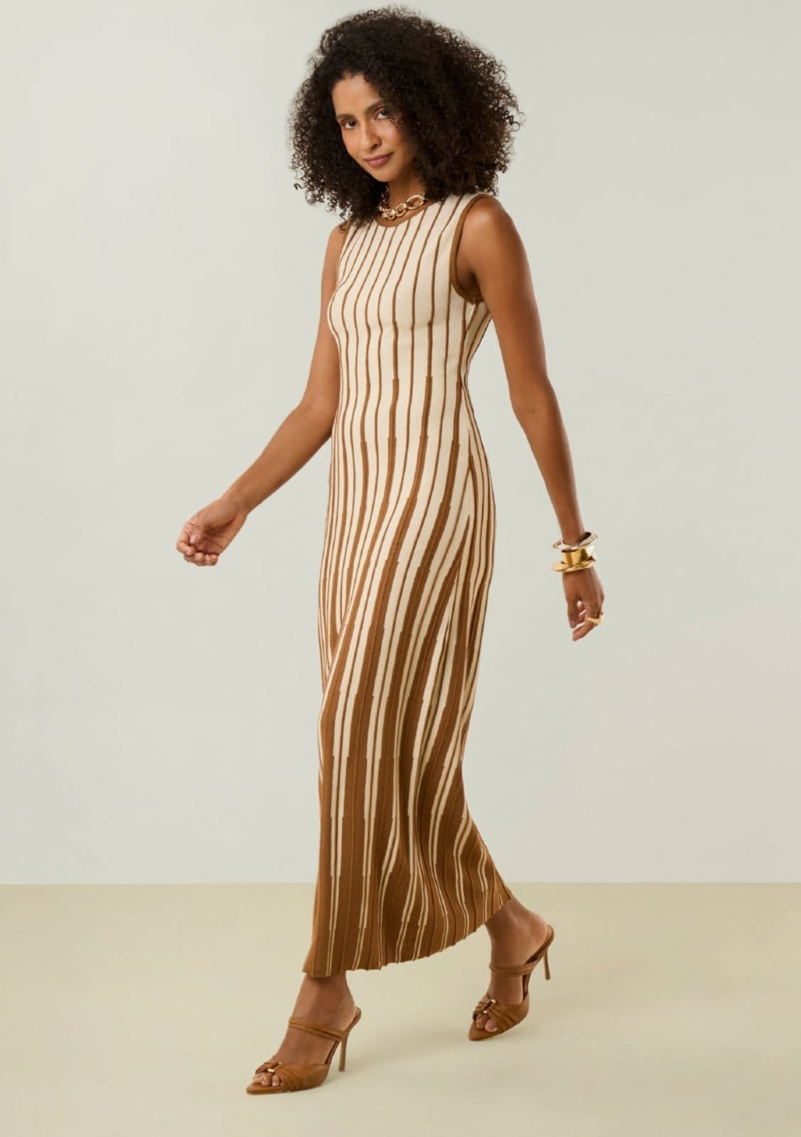 Vestido Maria Valentina Ajustado Decote Careca Sem Manga Longo