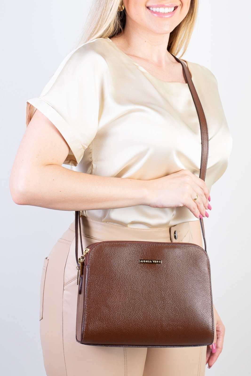 Imagem principal Bolsa transversal feminina de couro liso Paola - Whisky Andrea Vinci verde