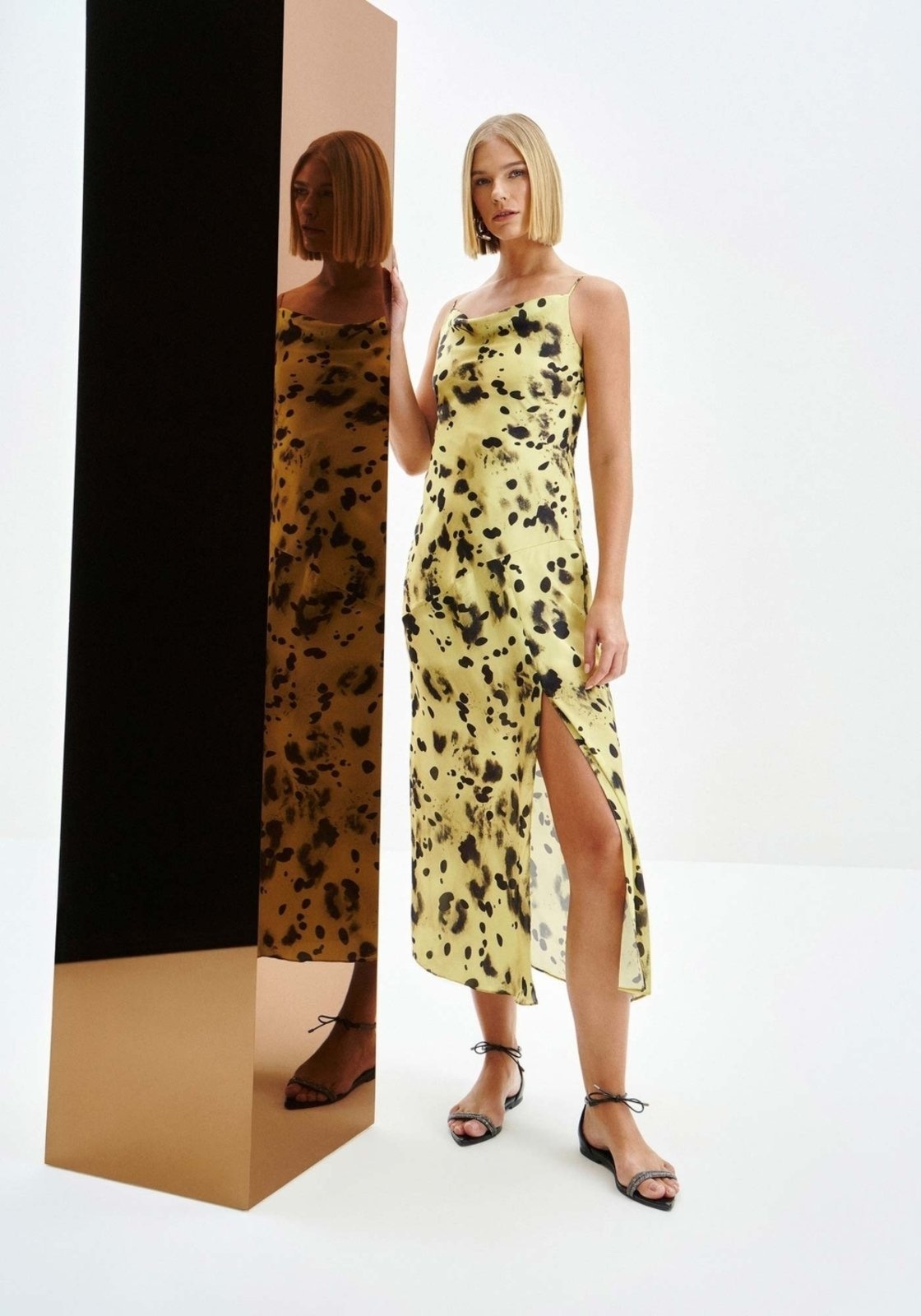 Imagem principal Vestido Midi Estampado em Chiffon com Fenda Lez a Lez amarelo