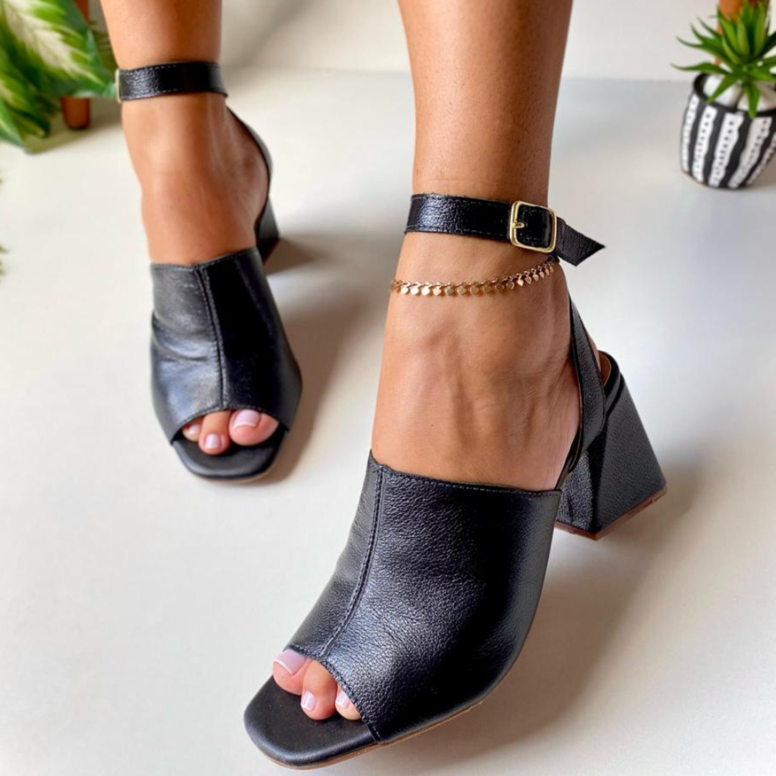 Imagem principal Sandália Delazari Salto Bloco Preta Delazari preto