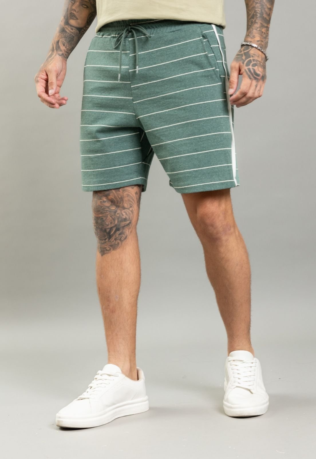 Imagem principal Bermuda Moletom Masculina Listrada com Cordão Dialogo Dialogo Jeans verde