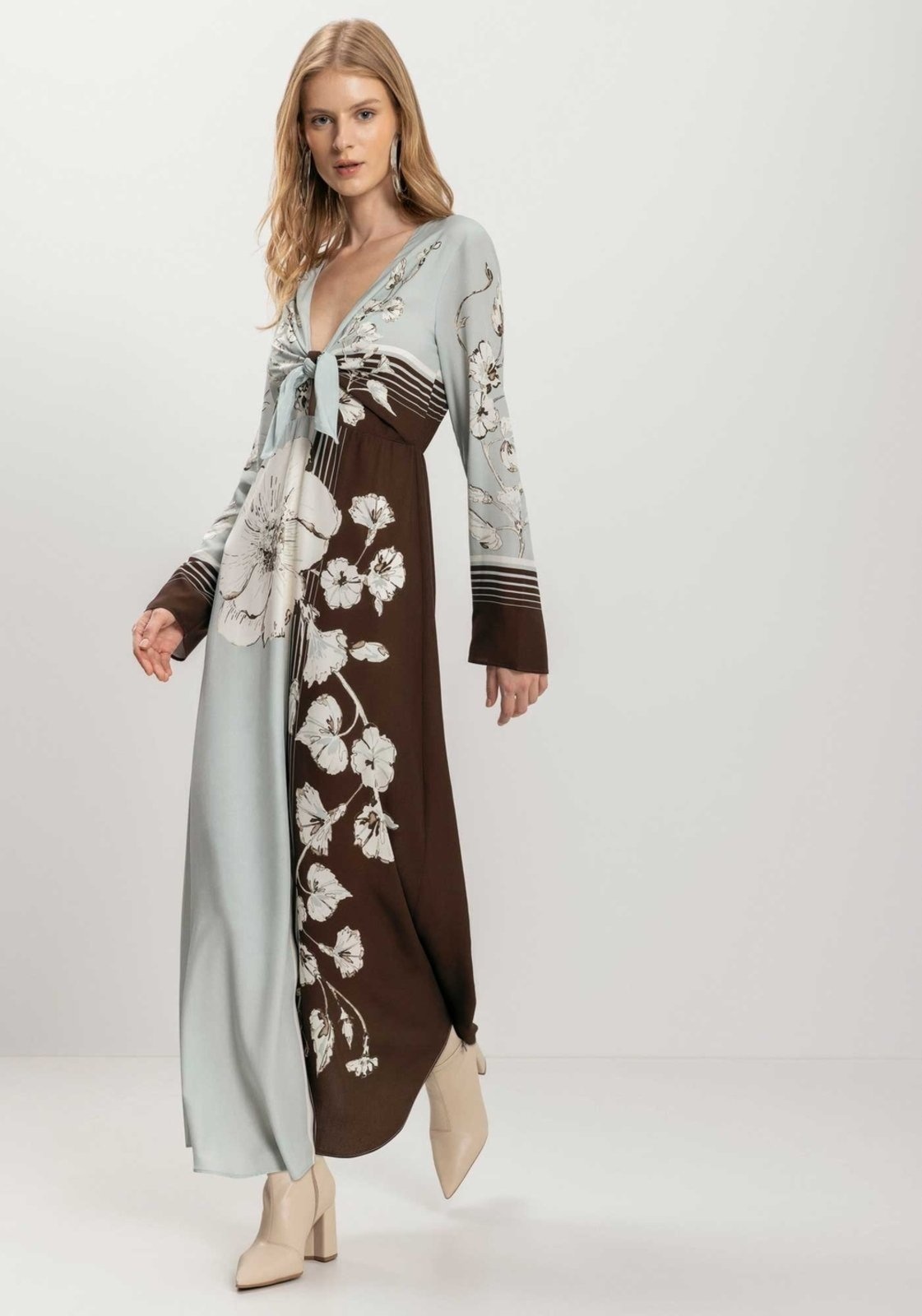 Imagem principal Vestido Longo Evasê Estampado Com Manga Longa E Nó Lez a Lez poás