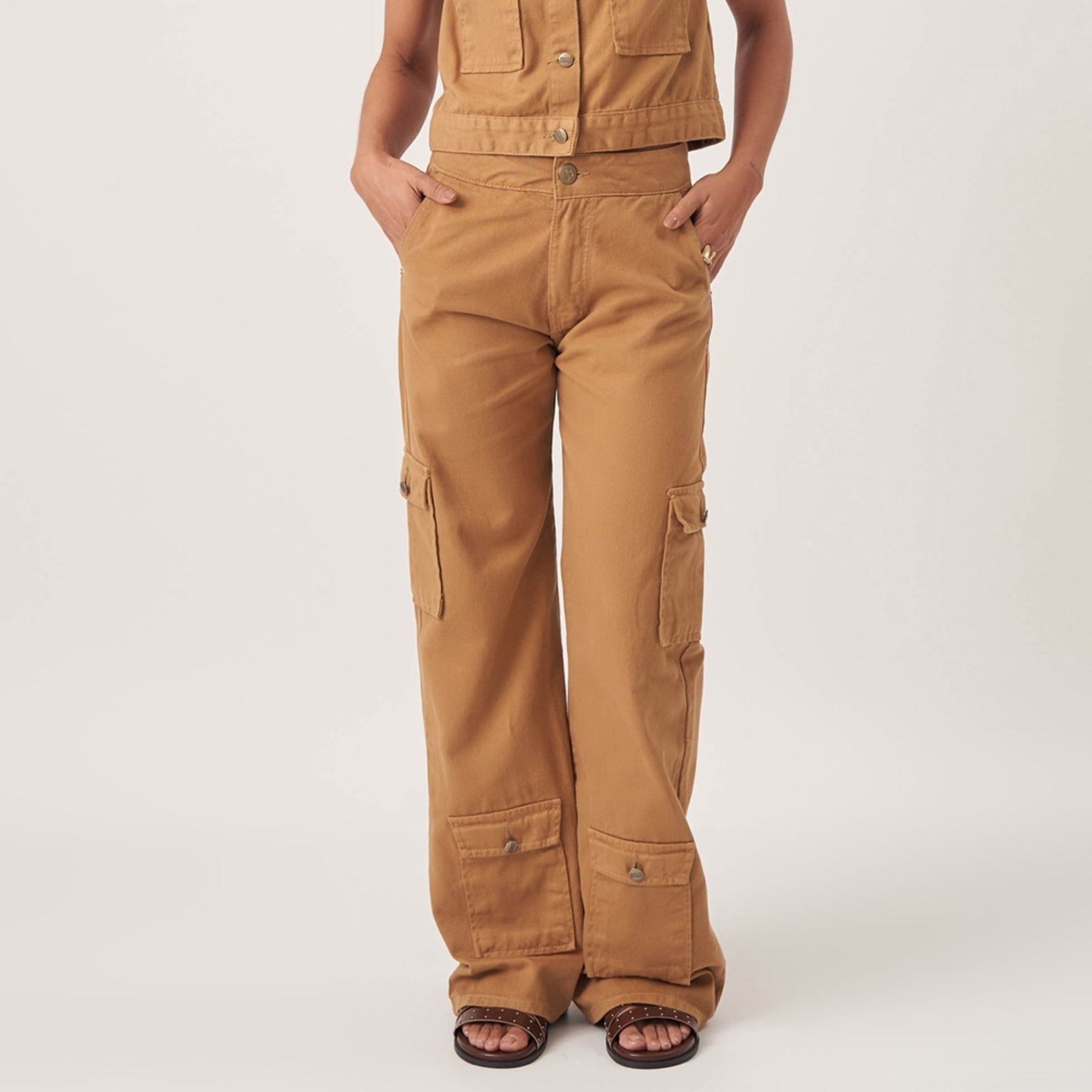 Imagem principal Calça Jeans Color Wide Leg Cintura Alta Múltiplos Bolsos Caqui Chique Bloom bege/cáqui caqui