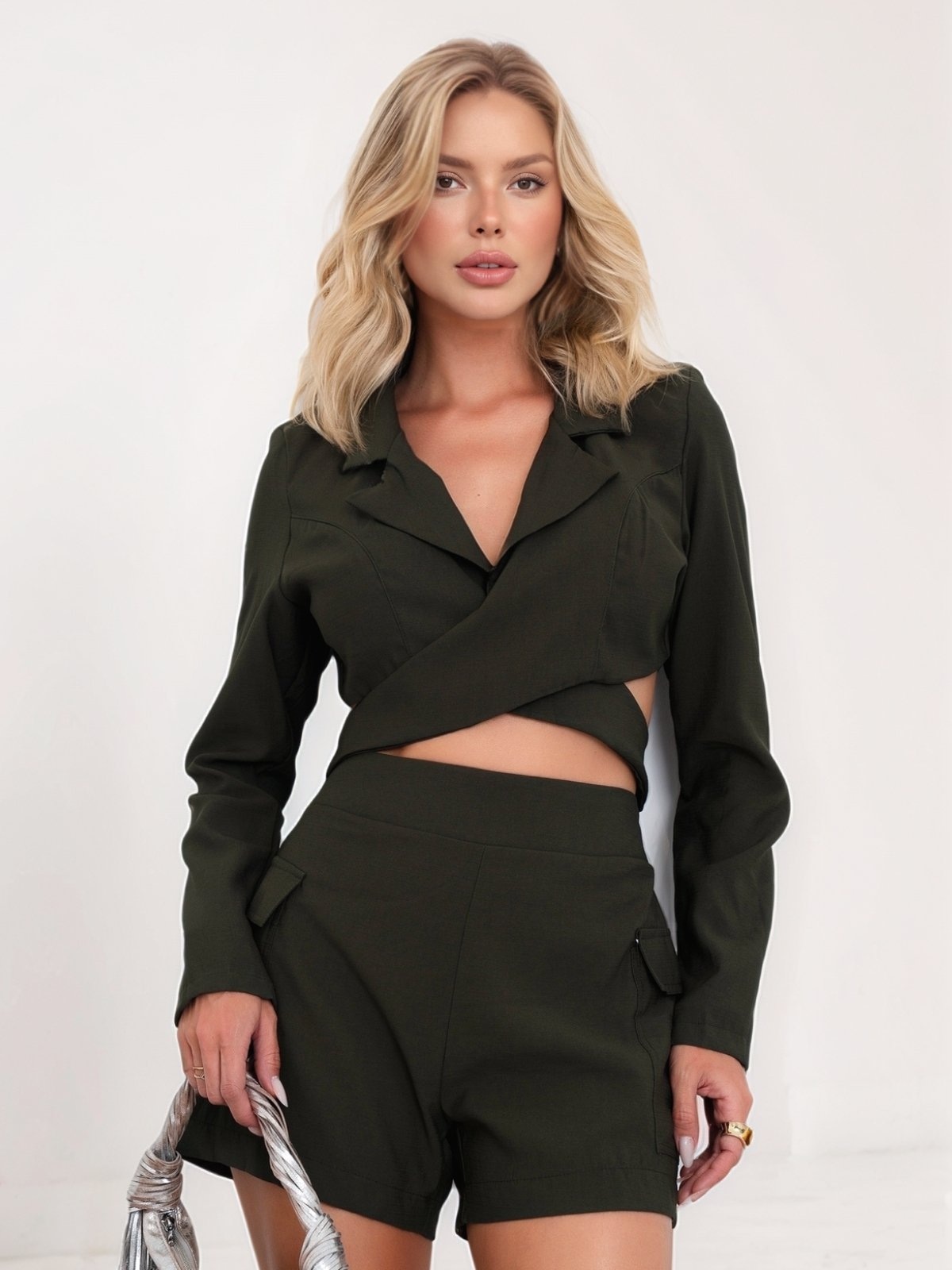 Imagem principal Conjunto Feminino Curto Divina Gata Cropped Manga Longa e Shorts Alfaiataria DIVINA GATA verde oliva