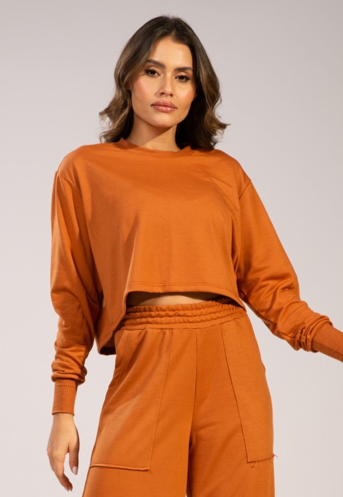 Imagem principal Cropped Blusa Moletinho Vekyo Moda Gringa Manga Longa VEKYO caramelo