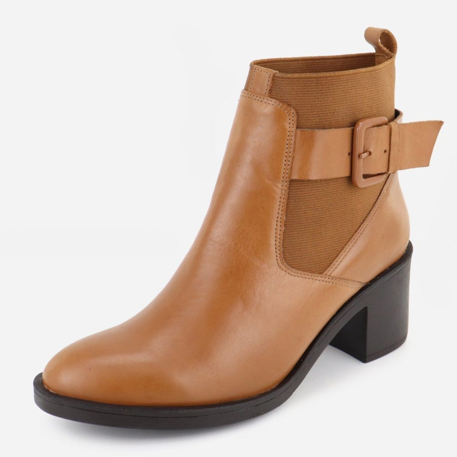 Bota em Couro Chelsea Cano Curto Fivelas Lisa Maria Paula Conforto Camel