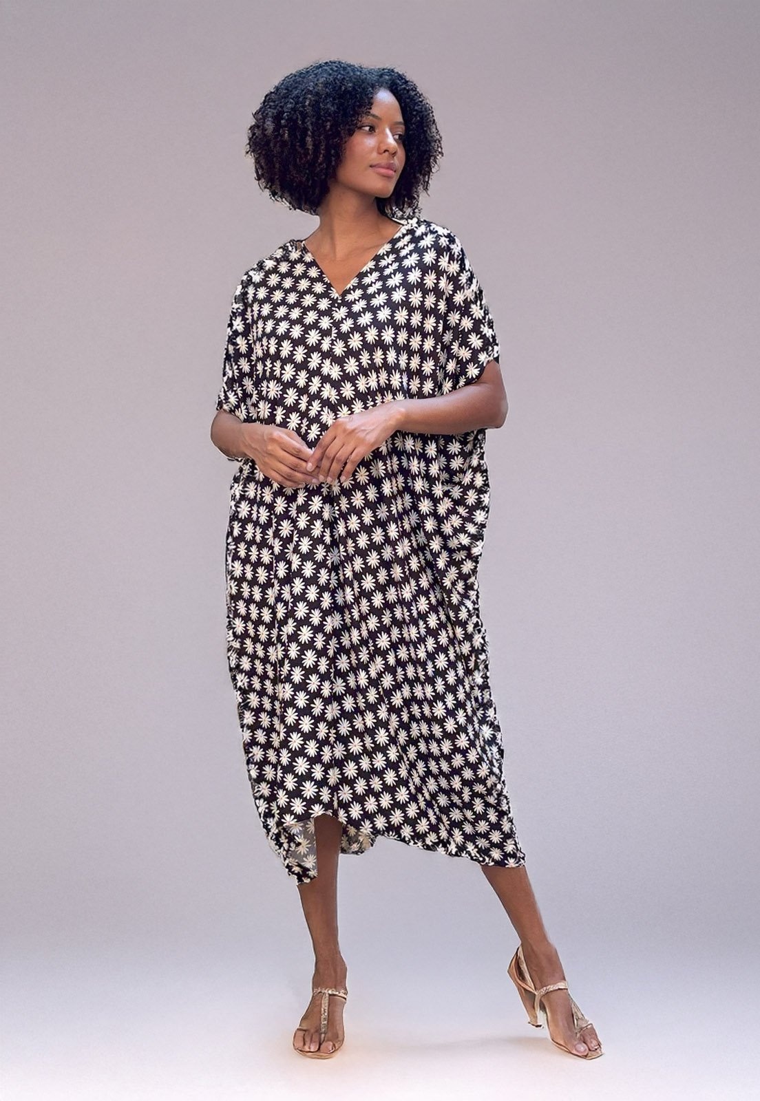 Imagem principal Vestido Kaftan Detalhes nas Costas Encanto das Margaridas Amazonia Vital branco/preto