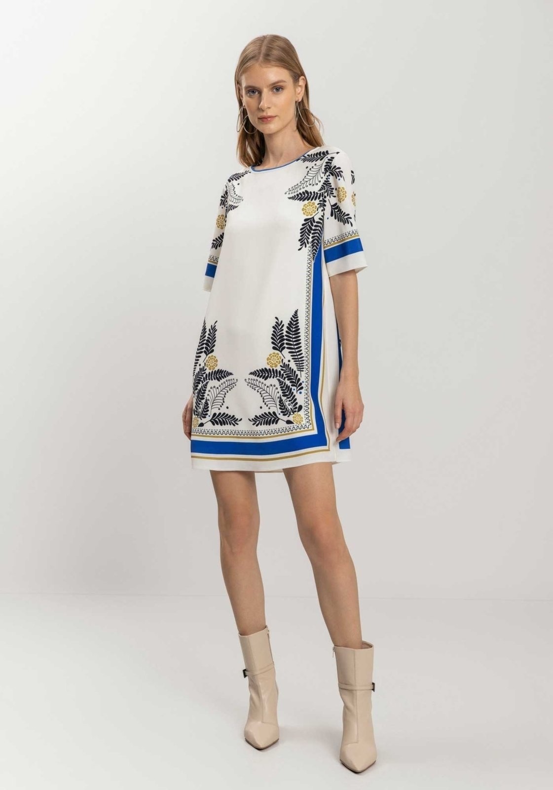 Imagem principal Vestido Curto Estampado De Mangas Curtas Com Decote Redondo Lez a Lez poás