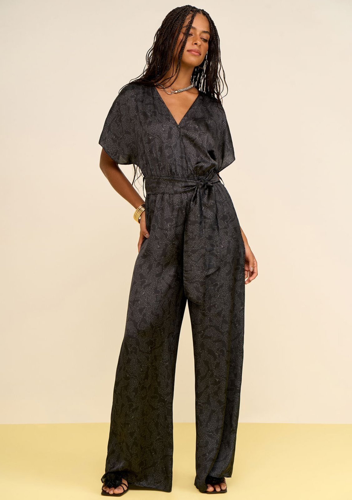 Imagem principal Macacão Zinco Solto Decote V Manga 3 Quartos Longo Zinco preto