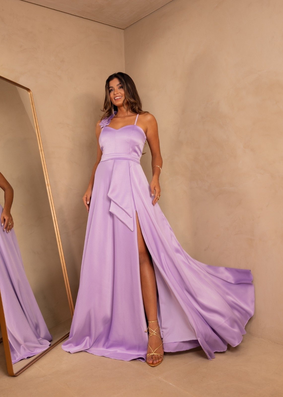 Imagem principal Vestido Longo de Festa Madrinhas Detalhe na Alcinha Acetinado com Fenda Callazi Cia Do Vestido Lavanda Lilás Cia do Vestido lilás lavanda