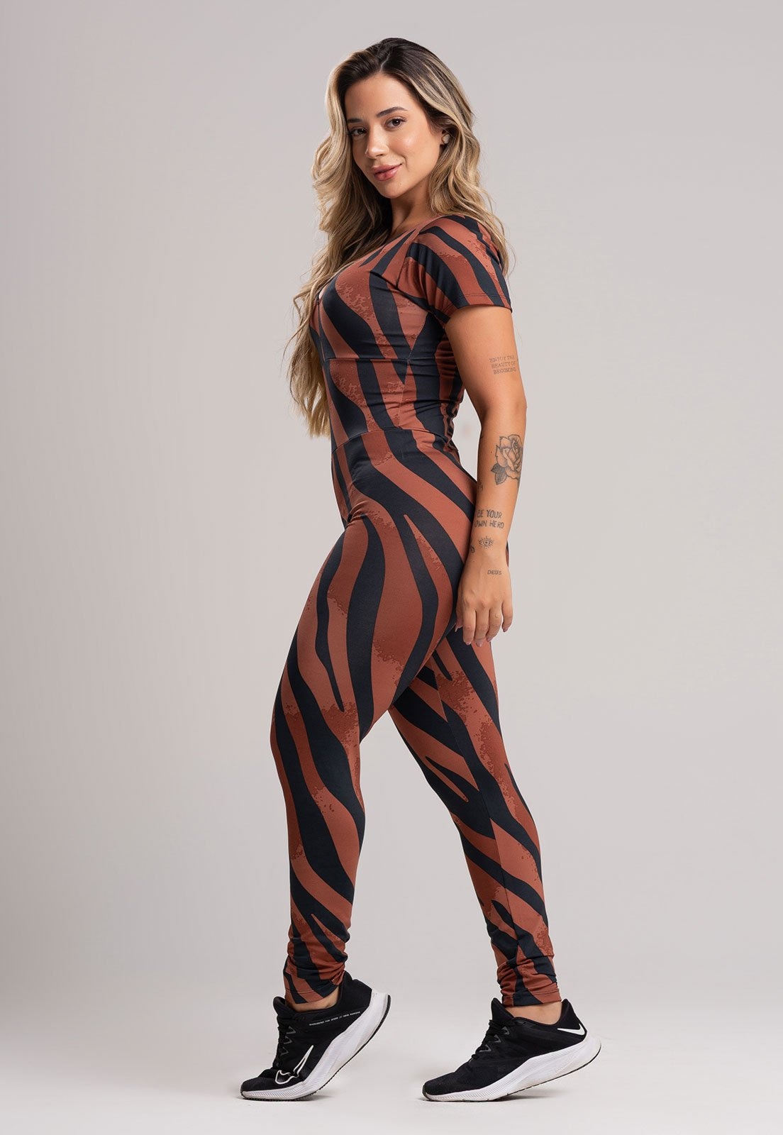 Imagem principal Macacão Longo MVB Modas Manga Curta Fitness Suplex Safari Mvb Modas estampado/marrom/multicolorido/preto