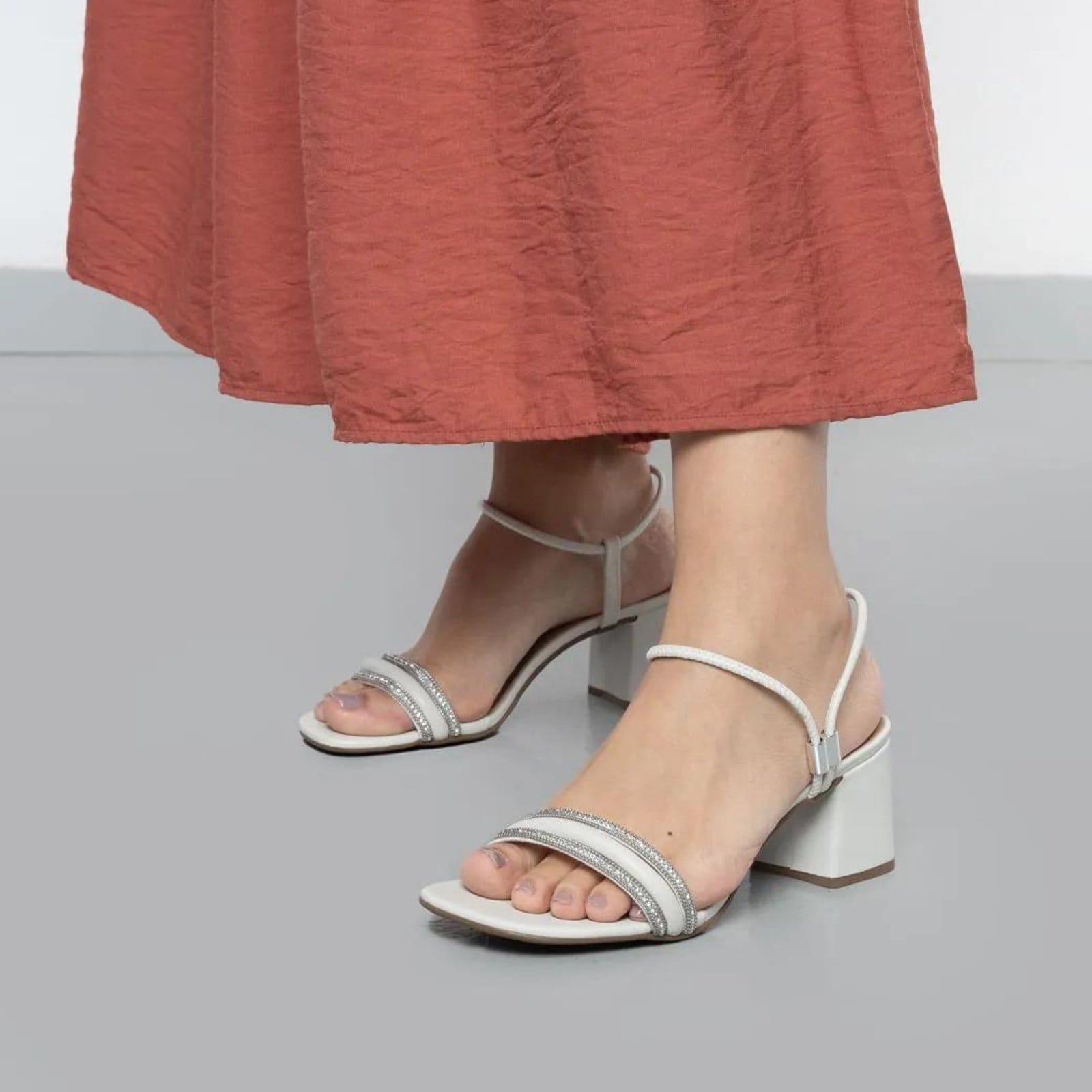 Sandália M Shuz Salto Bloco Feminina Off-white