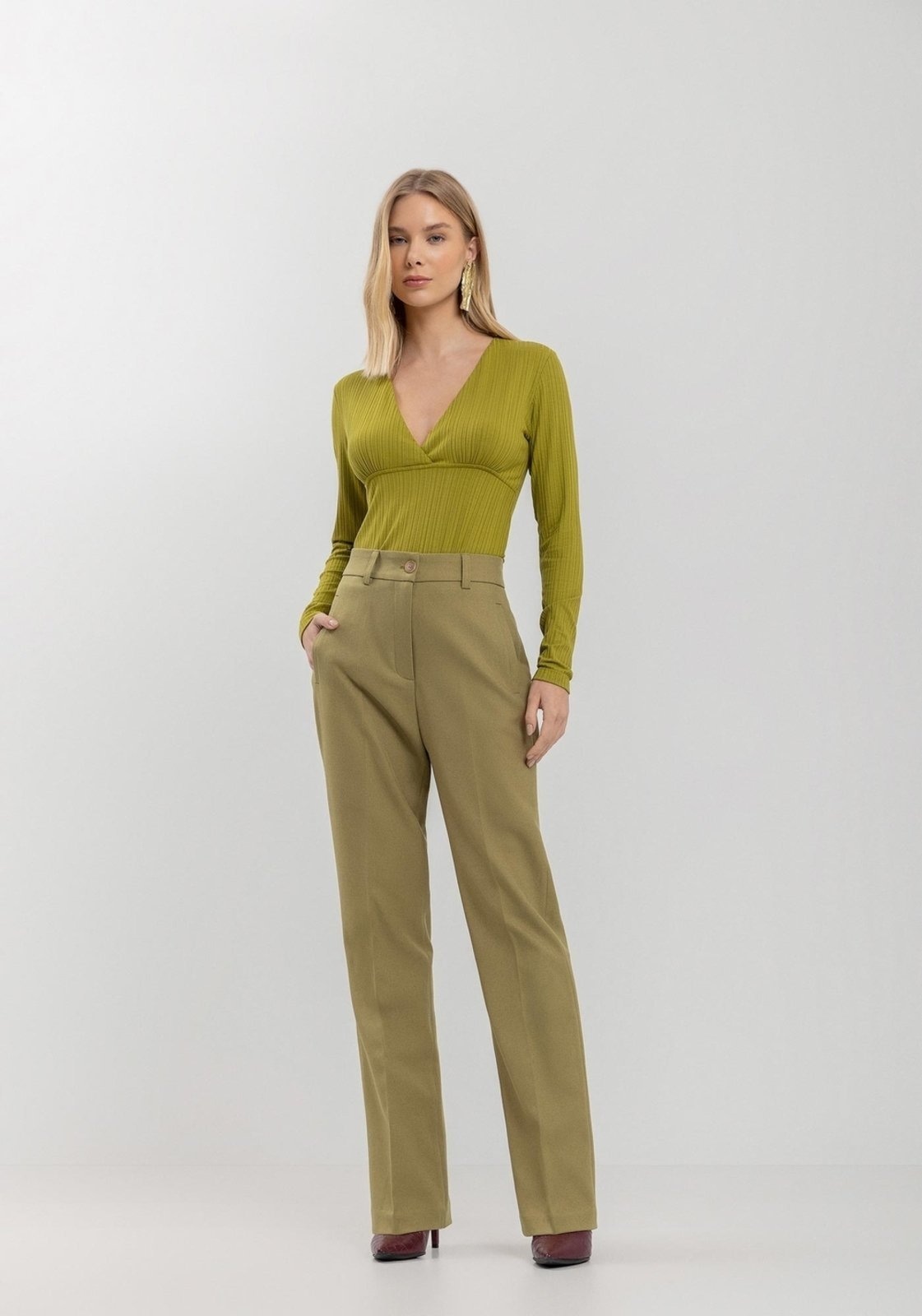 Imagem principal Calça Lez a Lez Reta Alfaiataria Com Cintura édia E Bolsos Embutidos Lez a Lez verde