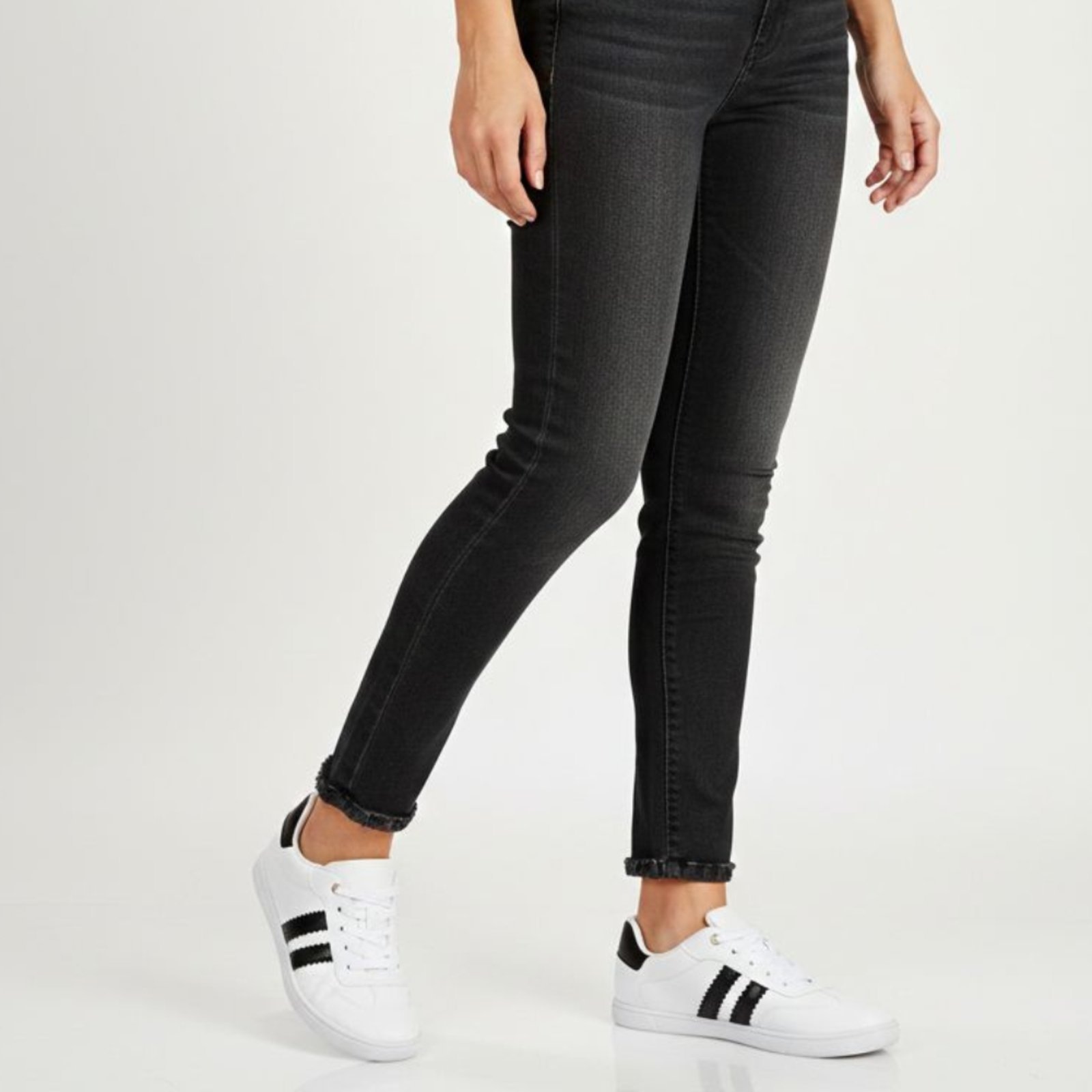 Imagem principal Tênis Feminino Casual Clássico Retrô Listra ROMEU E JULIETA SHOES branco