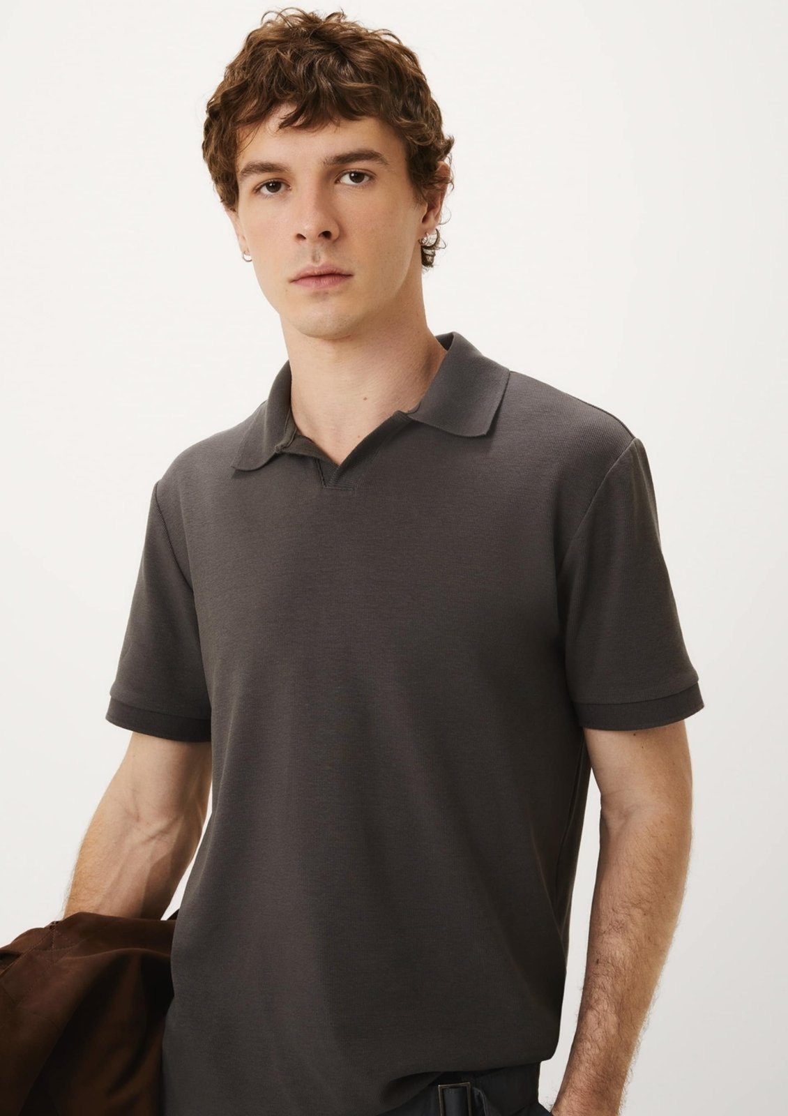 Imagem principal Camisa Polo Masculina Gola V Em Malha Premium Hering cinza