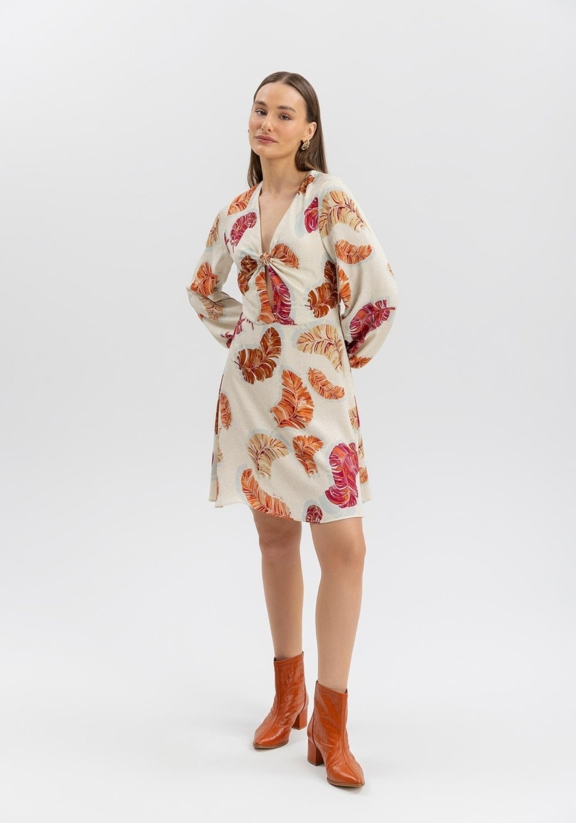 Imagem principal Vestido Lez a Lez Curto Estampado Com Mangas Longas E Detalhe De Nó Lez a Lez poás