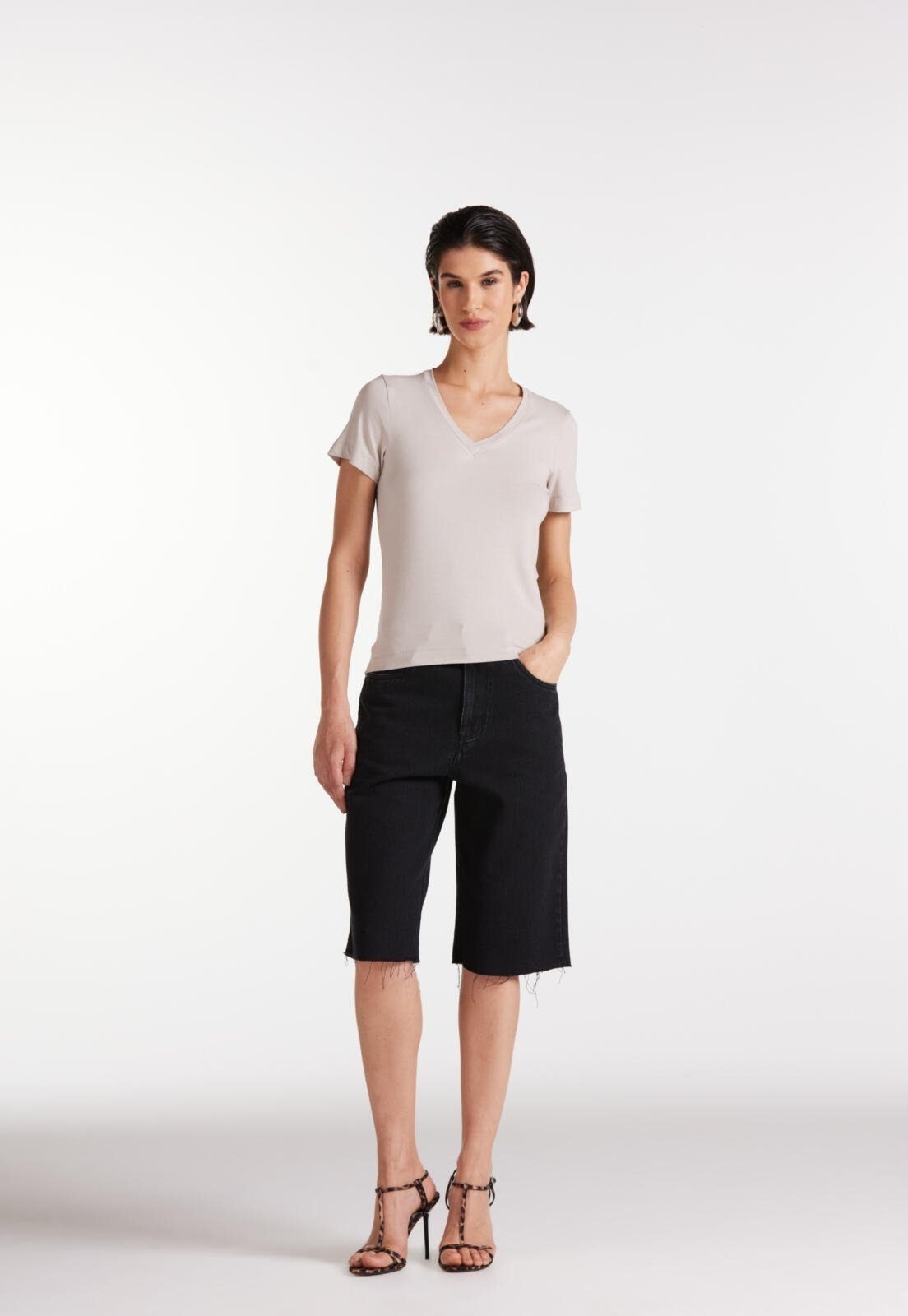 Imagem principal Bermuda Jeans Alongada Cintura Alta Traymon Traymon preto