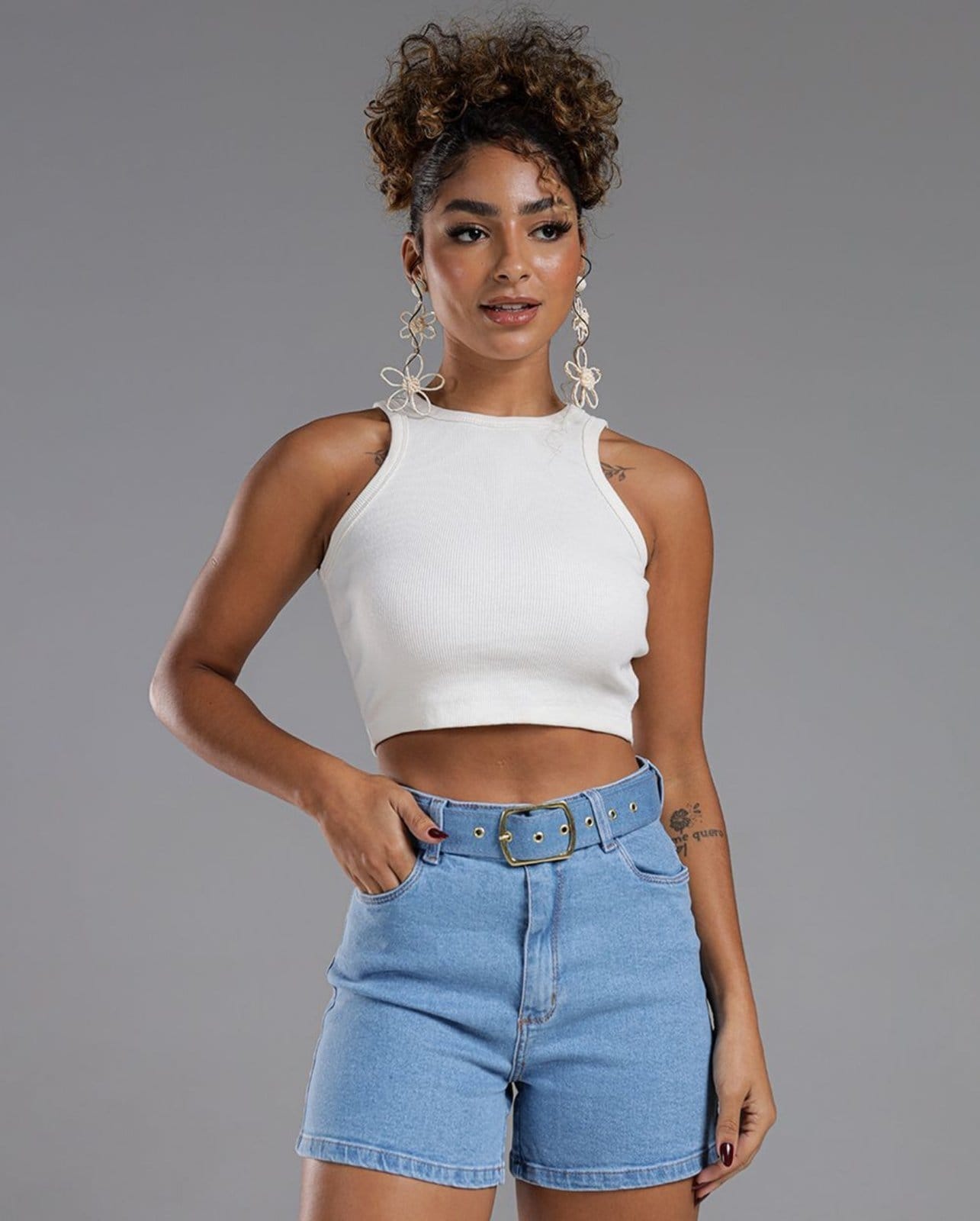 Shorts Mom Feminino Cintura Alta com Cinto 23980 Média