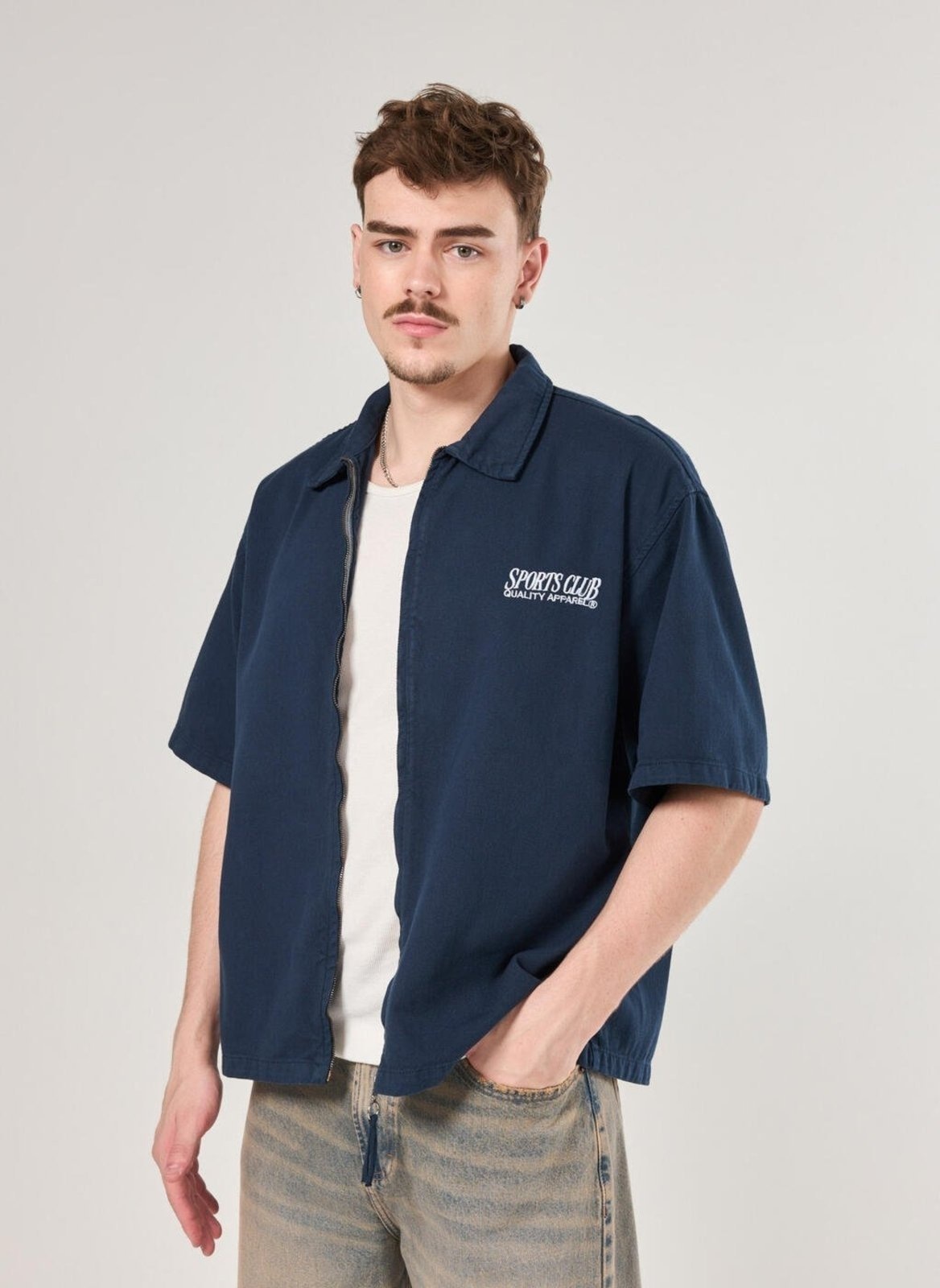 Imagem principal Camisa Box Sarja Zíper E Bordado Youcom azul marinho