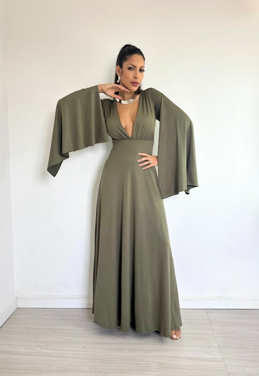 Imagem principal Vestido Longo de Festa Elegante Decote em V Fluity Manga Longa com Abertura Rebecca Cia do Vestido verde militar