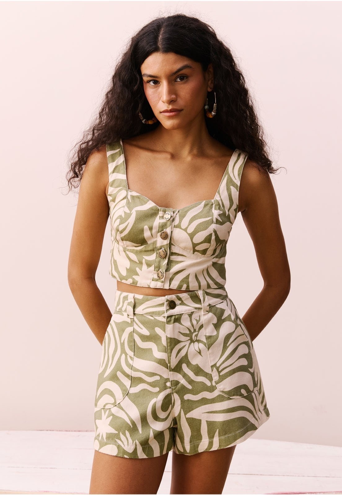 Imagem principal Short Sarja Estampado Pedra do Sol CaCay verde oliva