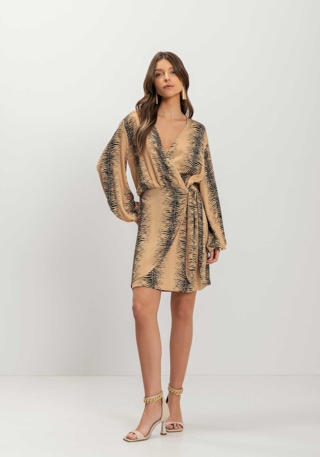 Imagem principal Vestido Estampado Transpassado Com Mangas Longas E Amarração Lez a Lez poás